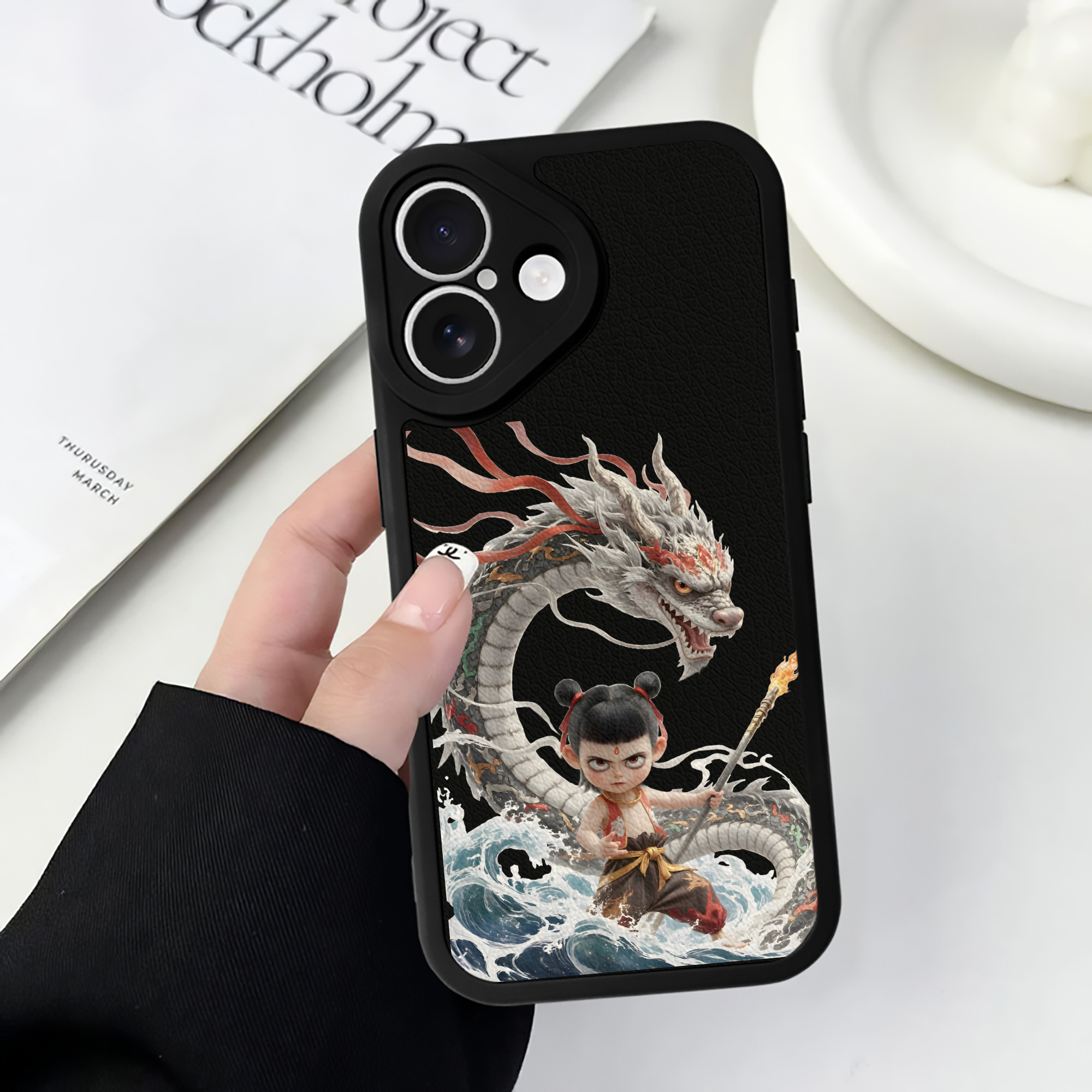 （画像用） Ne Zha 2 ナタ 魔童の大暴れ 【iPhone 16シリーズ対応】シリコンスマホケース（レザー調） 材質：シリコン